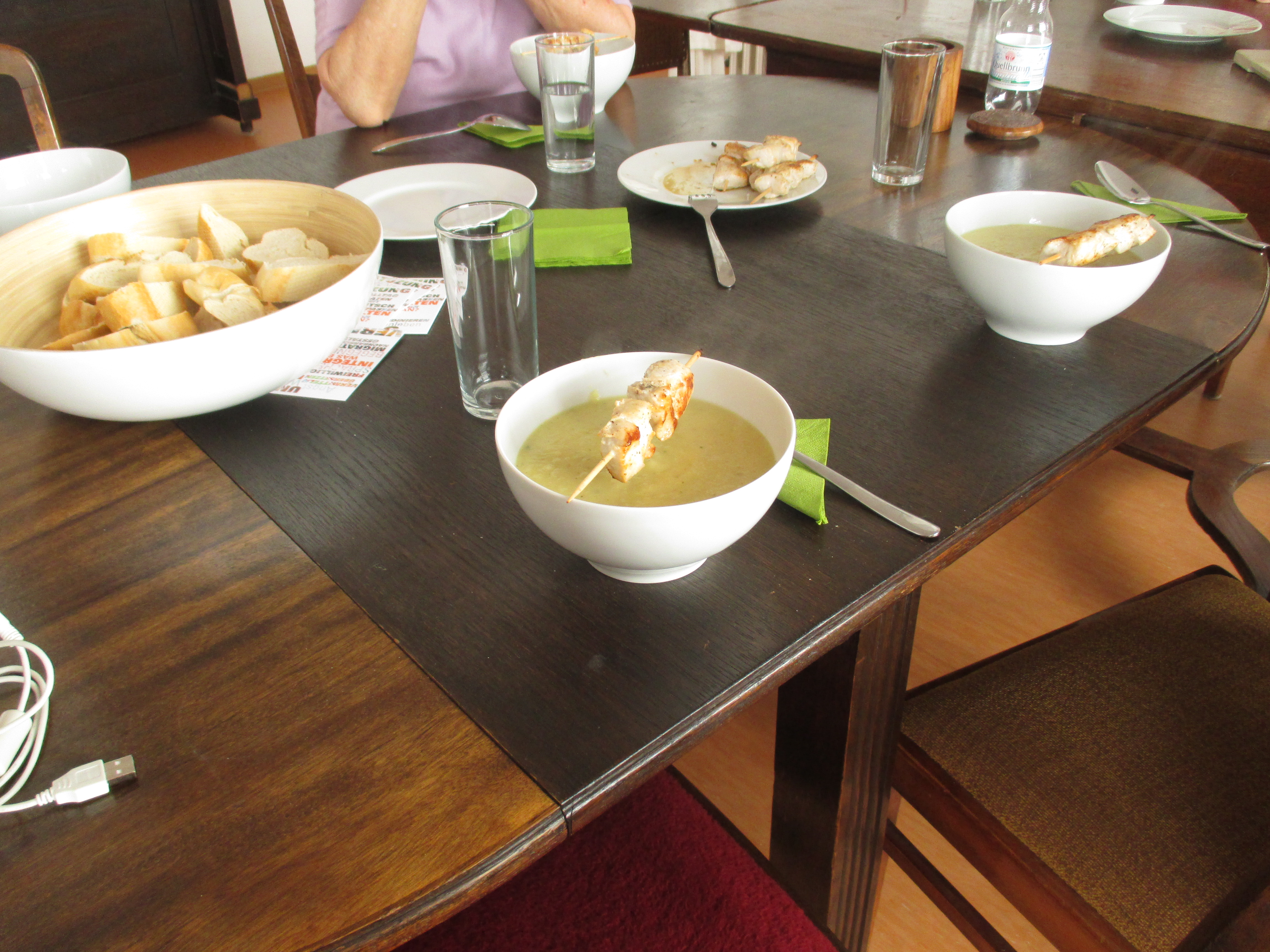 auf einem Tisch stehen Suppenschüssel mit Gemüsesuppe gefüllt