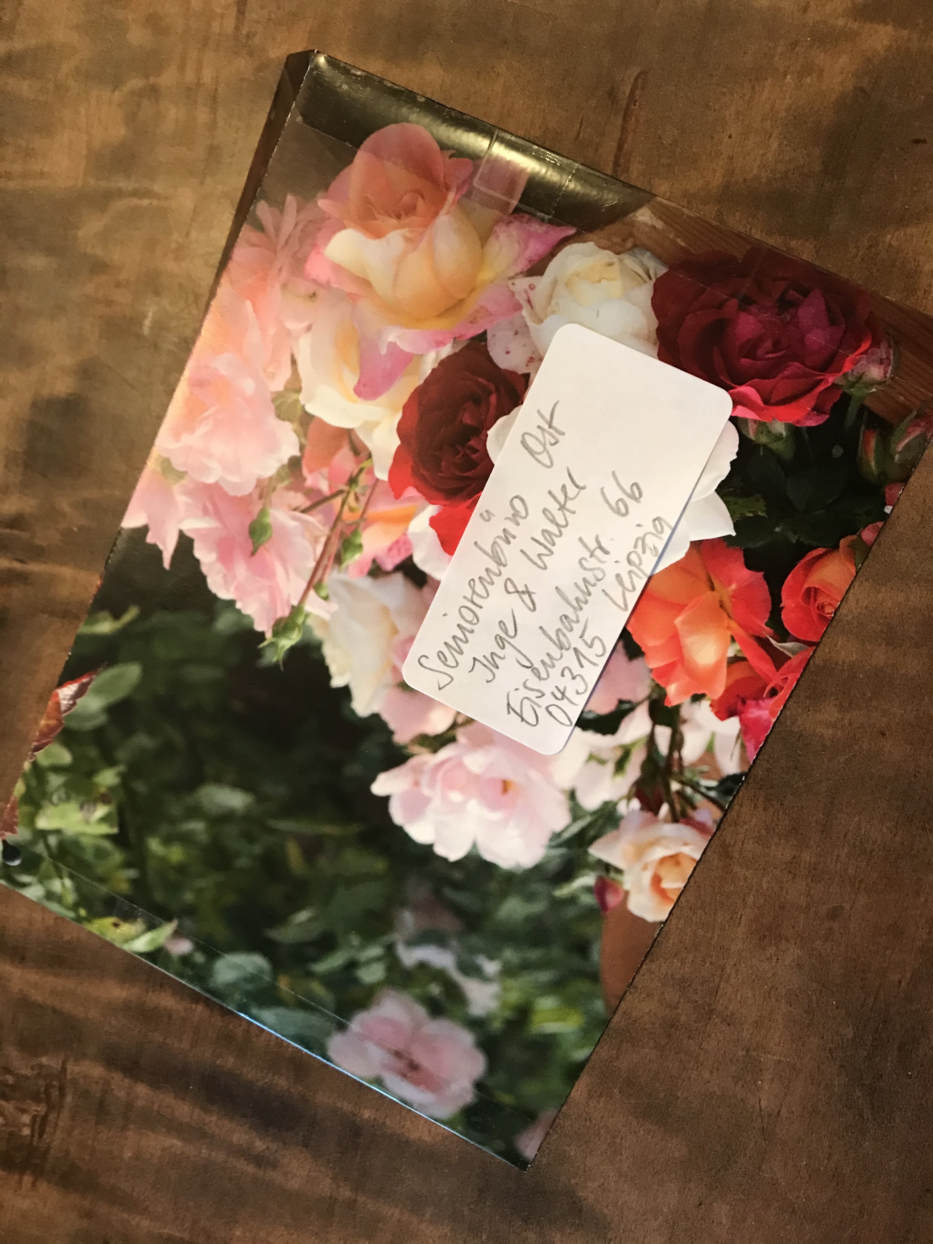 Ein an des Seniorenbüro adressierter Umschlag ist aus einem Rosen-Foto gefaltet und geklebt worden.